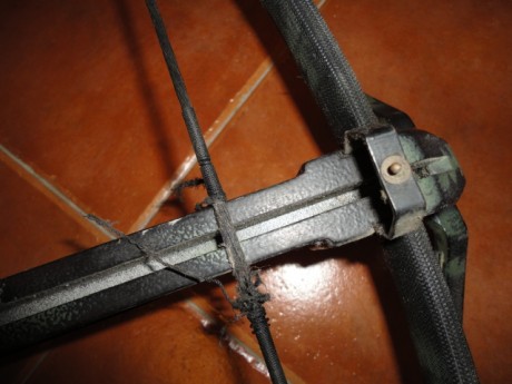 Hola, un amigo me ha traido una ballesta para que podais ayudarle,no se que marca o modelo es pero cada 01