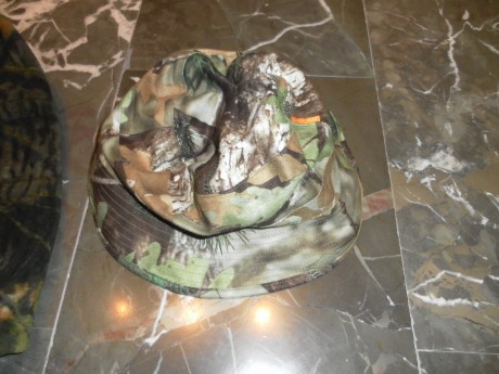 vendo estas dos prendas de caza . en camo realtre , estan sin uso y se encuentran en valencia. 20€ las 00