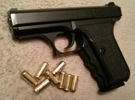   Hola chicos.

Pongo a la venta esta preciosa pistola detonadora/fogueo alemana clásica, modelo descatalogado 140