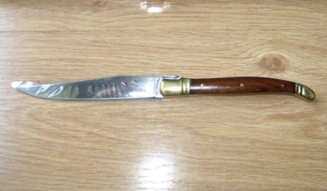 Buenos días.

 Vendo en Madrid, Estuche de 6 Cuchillos Chuleteros  estilo Laguiole.

Nuevos, sin estrenar.

Caja 01