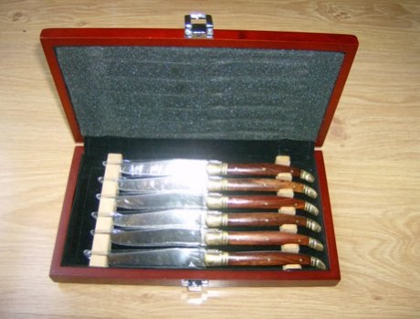 Buenos días.

 Vendo en Madrid, Estuche de 6 Cuchillos Chuleteros  estilo Laguiole.

Nuevos, sin estrenar.

Caja 00
