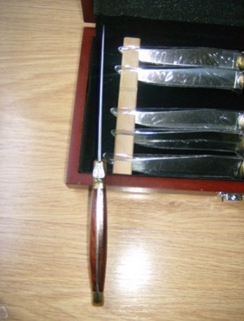Buenos días.

 Vendo en Madrid, Estuche de 6 Cuchillos Chuleteros  estilo Laguiole.

Nuevos, sin estrenar.

Caja 12