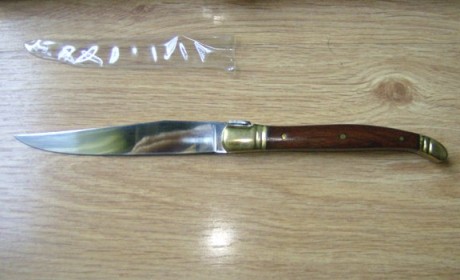 Buenos días.

 Vendo en Madrid, Estuche de 6 Cuchillos Chuleteros  estilo Laguiole.

Nuevos, sin estrenar.

Caja 10