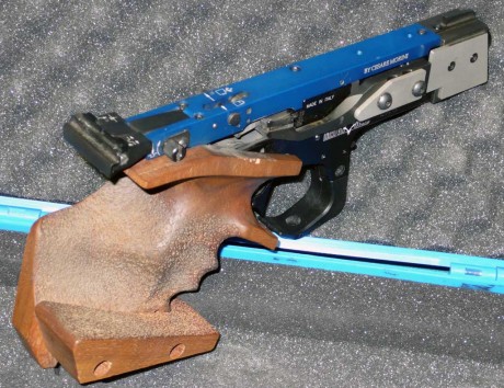 Se vende match guns mg4 calibre 32 s&w, con el maletin original, dos cargadores y muelle real de repuesto, 11