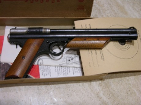 COLECCIONISTA, aquí tienes la posibilidad de poseer una pistola de aire CROSMAN 130, 8"/.22 ; 1ª 00