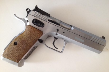 Vendo TANFOGLIO STOCK II del 9x19 con su maletín de origen y 2 cargadores cromados con los base-pads originales 03