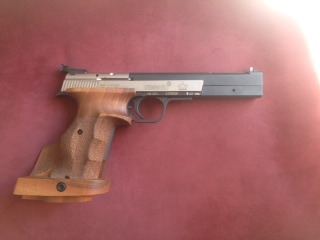 Hola, vendo pistola Hammerli como nueva, muy pocos disparos.
La pistola viene con dos cachas una de madera 02