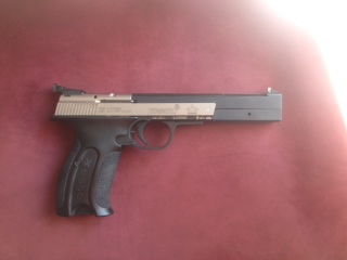Hola, vendo pistola Hammerli como nueva, muy pocos disparos.
La pistola viene con dos cachas una de madera 01