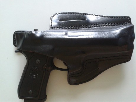 Vendo funda para pistola Beretta SERIE 92.  NUEVA Y SIN ESTRENAR . Confeccionada en piel negra por artesano 01