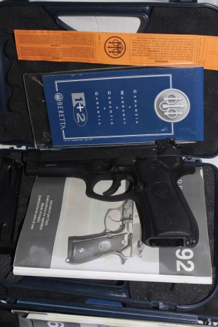 -Vendo pistola 9 PB, marca Beretta, modelo FS92 con el kit del calibre 22, guiado en F.
-Es estado es 01