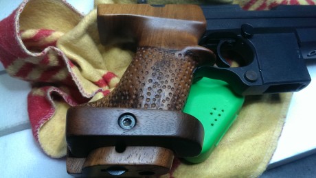 Vendo pistola Hammerli 280 calibre 32 con un cargador y el recogevainas la pistola está en perfectas condiciones 30