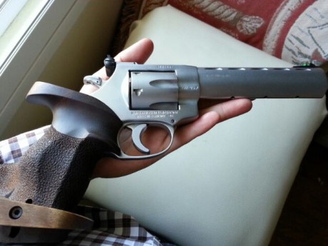 Hola a todos, pongo a la venta mi revolver Weihrauch calibre .32 en acabado inoxidable. Va montado con 02