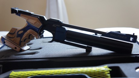 Pues eso, se vende una preciosa y efectiva Walther LP300 con dos bombonas con manometro en buen estado. 02
