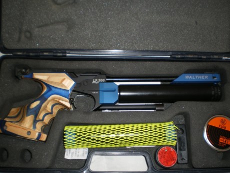 Pues eso, se vende una preciosa y efectiva Walther LP300 con dos bombonas con manometro en buen estado. 01