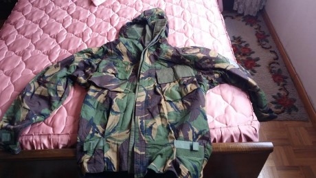 Vendo chaqueta y pantalon de camuflaje ingles usado , talla grande  en buen estado. Todo junto 40 euros. 00