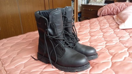 Vendo botas militares nuevas a estrenar un par talla 41 y otro talla 42. cada par 40 euros botas nuevas 00