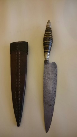 Vendo antiguos cuchillo canario y daga artesanales, tal y como se ven en las fotos.
Mejor llamar por telefono. 00