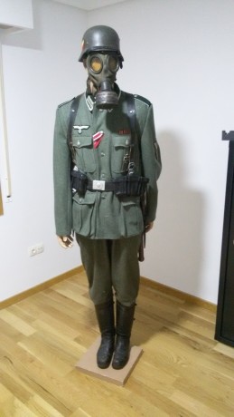 Se vende completo el uniforme del soldado alemán con el maniquí incluido, el uniforme es un replica exacta 02