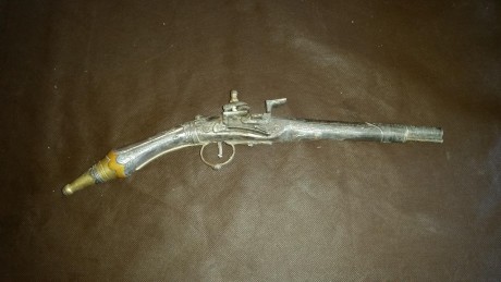 Hola buenas tardes.  Esta pistola esta en casa desde hace muchos años.  Algún sabe que puede ser?  Es 51