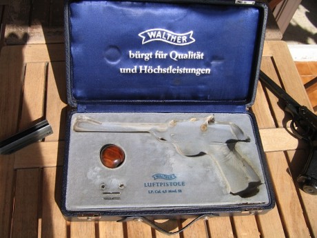 Buenos días.
Vendo pistola WALTHER lp53 con estuche original y contrapeso para el cañón, también original.
Precio: 10