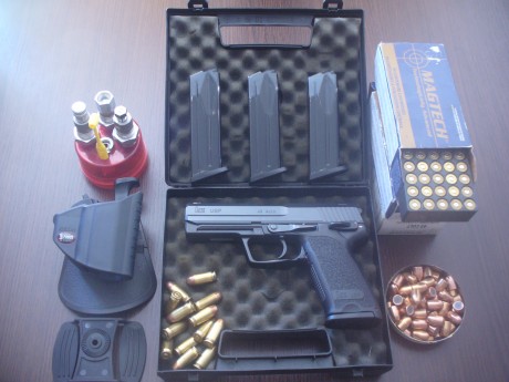 HOLA, PONGO EN VENTA MI HK USP DEL 45 ACP. EL LOTE ESTARIA COMPUESTO POR:
 -PISTOLA CON 4 CARGADORES Y 00