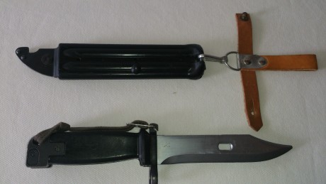 Hola, vendo bayoneta para el fusil de francotirador Zastava M-76 y el fusil Ak-47 modelo M-70. Está en 11
