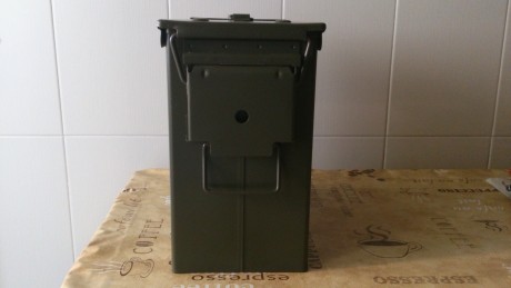 Hola, vendo caja vacía de munición militar en perfecto estado. Es mas grande de lo habitual ( las medidas 02