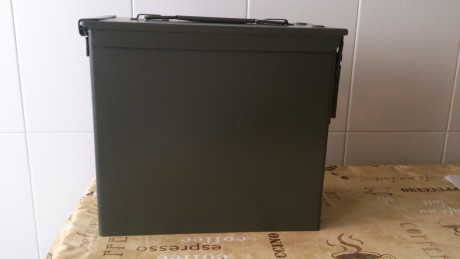 Hola, vendo caja vacía de munición militar en perfecto estado. Es mas grande de lo habitual ( las medidas 01