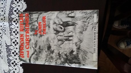 Vendo el famoso libro " African rifles and cartridges" escrito por el famoso cazador de elefantes 00