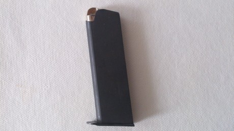 Hola, vendo cargador en excelente estado para la pistola Star Super A del calibre 9mm Largo. Está en Madrid. 01