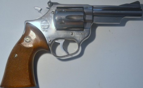 Se vende revolver Astra  Cal. 357 Magnum de 4” cromado.  Para licencias tipo A, B y F, actualmente guiada 00