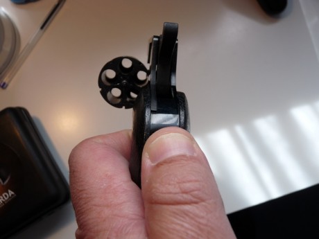 Muchachos....ya me he hecho con el minirevolver.....
Esta Semana Santa en Benidorm...en la armeria EUROPA....que 11