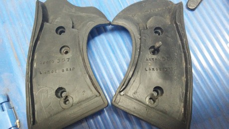 Vendo cachas Pachmayr, para Astra 357 MAG, 35€ envío incluido.

 cachas astra 3.jpg 

 cachas astra 2.jpg 01