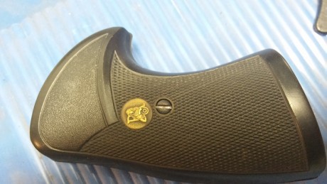 Vendo cachas Pachmayr, para Astra 357 MAG, 35€ envío incluido.

 cachas astra 3.jpg 

 cachas astra 2.jpg 00
