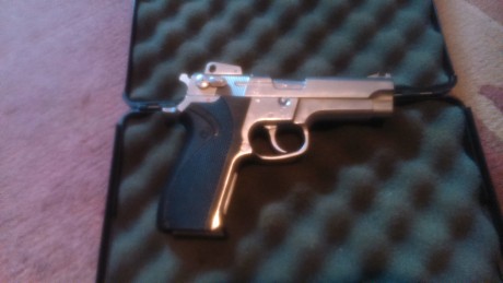 Vendo S&W 5906. 4 pulgadas. 9 mm parabellum

Un cargador y estuche.

Adquirida a un compañero.

Muy 01