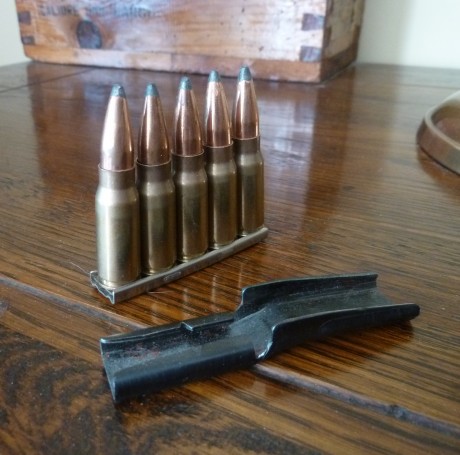 Vendo 5 cartuchos inertes del fusil de asalto alemán StG.44 con clip y copia (creo) del utensilio para 00