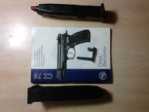 Cargadores del 22 lr de CZ 75 y Palanca de retenida para el 22 lr .-

                                01