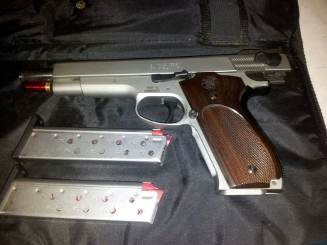 Vendo 952 9mm perfecto estado el arma esta en vitoria precio 999 + portes 01