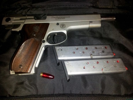Vendo 952 9mm perfecto estado el arma esta en vitoria precio 999 + portes 00