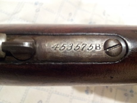 Winchester de repetición modelo 1873. Su cañón es octogonal y este es el modelo deportivo, tiene capacidad 00