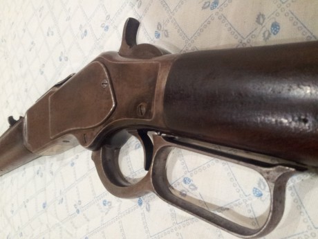 Winchester de repetición modelo 1873. Su cañón es octogonal y este es el modelo deportivo, tiene capacidad 30