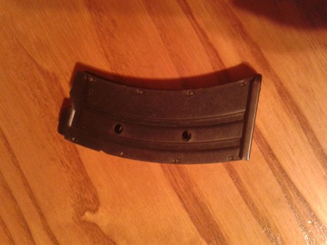 Un amigo me pide que ponga a la venta un cargador curvado de krico 22 lr.10 balas
El precio 50 euros. 00