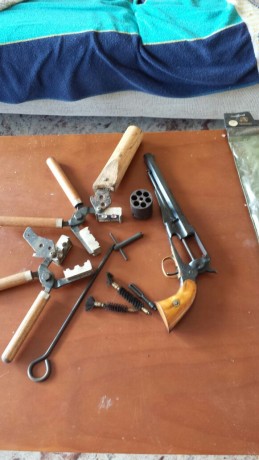 Hola
Mi padre tiene un revolver avancarga de la casa santa barbara, esta muy descuidado,es calibre 44,tiene 00