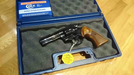 Hola a todos,

Pongo a la venta una de mis mejores piezas.  Se trata de un Colt Python de 4" en pavón 02