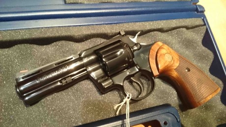 Hola a todos,

Pongo a la venta una de mis mejores piezas.  Se trata de un Colt Python de 4" en pavón 00