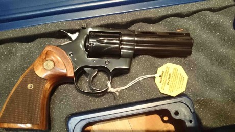 Hola a todos,

Pongo a la venta una de mis mejores piezas.  Se trata de un Colt Python de 4" en pavón 11