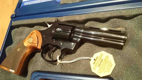 Hola a todos,

Pongo a la venta una de mis mejores piezas.  Se trata de un Colt Python de 4" en pavón 10