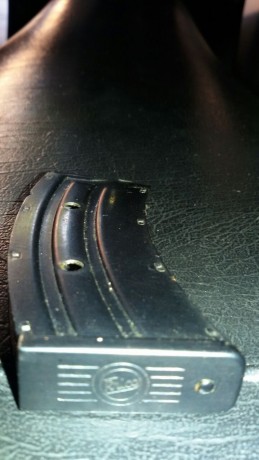 Un amigo me pide que ponga a la venta un cargador curvado de krico 22 lr.10 balas
El precio 50 euros. 10