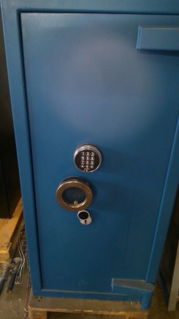 NEGOCIABLE,Hola,un amigo me ha pedido que ponga a la venta esta caja fuerte -armero de grado 4 las medidas 00