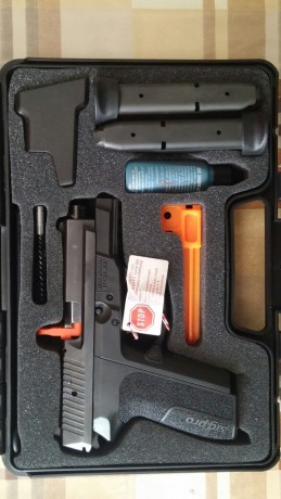 Buenas. Vendo Sig Sauer SPC 2022, en el 9mm. Muy poco uso. La compré como capricho. Se vende con en maletín 02
